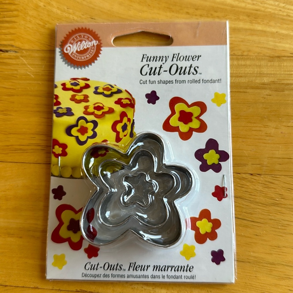 2004 Wilton Fondant Funny Flowers Cut-Outs